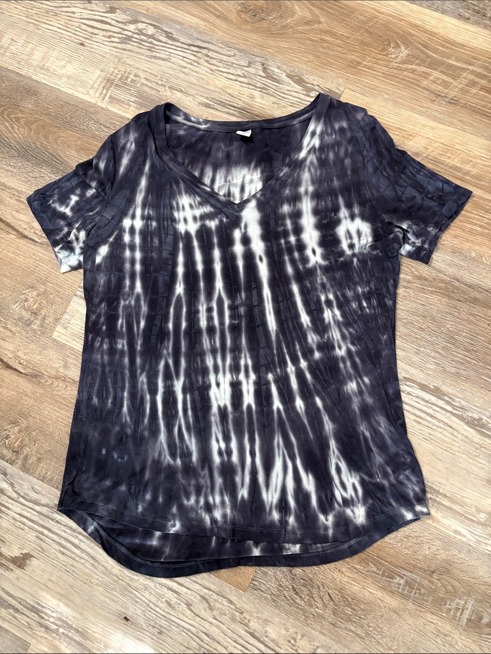 👚 women’s Navy & White Tie-Dye V-Neck Short Sleeve Tee